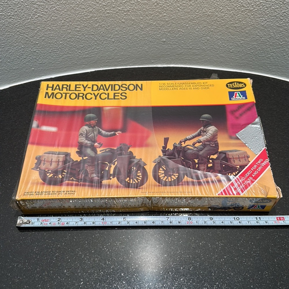 Harley-Davidson Motorcycles Vintage 1:35 Scale Model Set - Picture 3 of 6